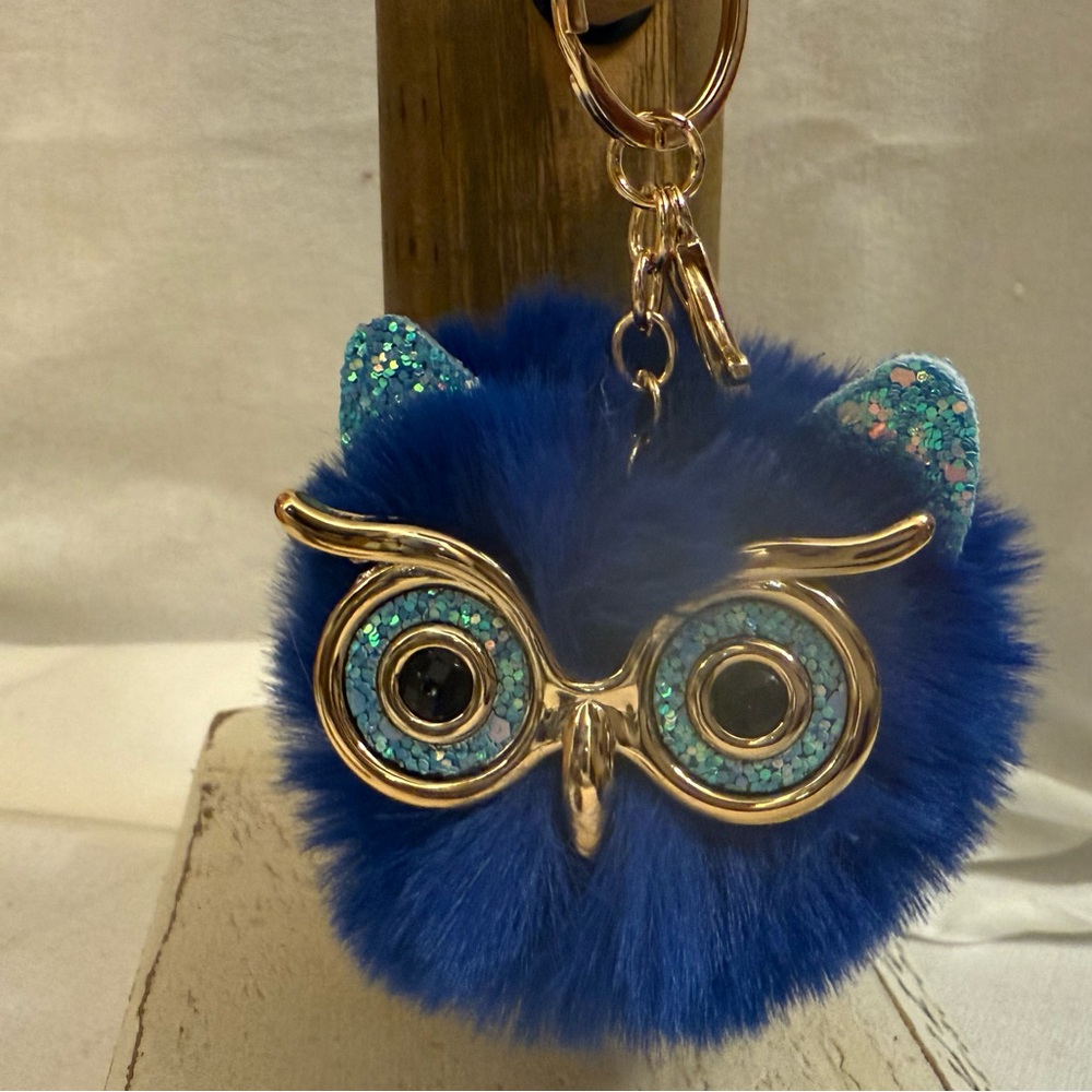 📝 La-Woot-Woot Fluffy Owl Bag Charm – Wise, Witty, and Glittery as Ever